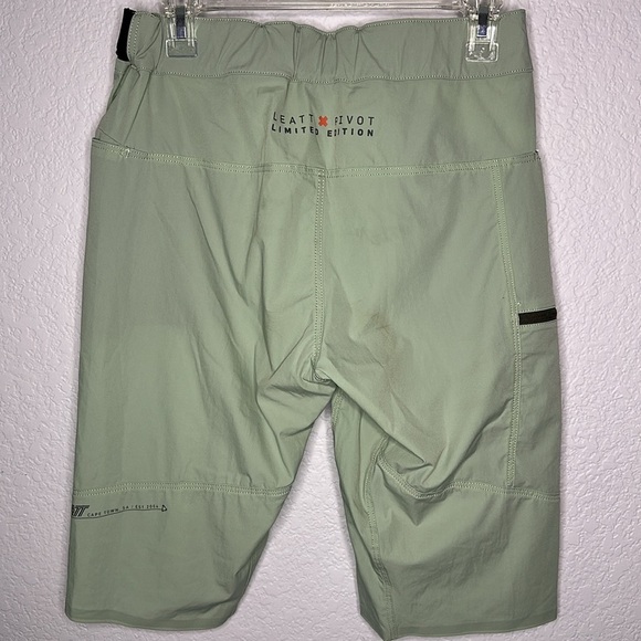 Leatt x Pivot Cycles Limited Edition Men’s Cycling Shorts Medium - Picture 6 of 13
